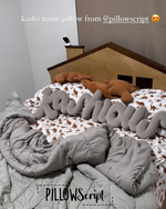 Load image into Gallery viewer, Children's bed with personalized pillow and teddy bears, featuring 'PILLOWScript' branding.
